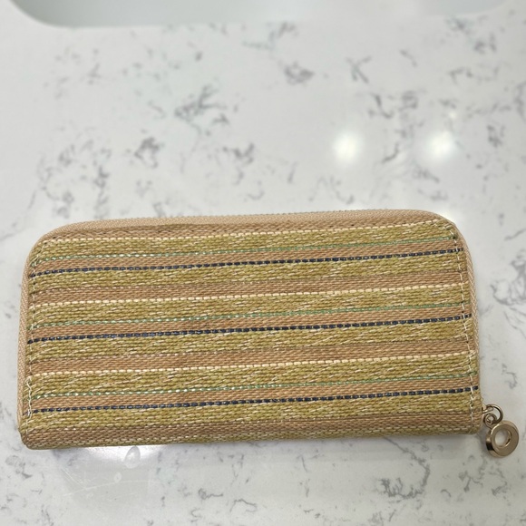 raffia zipper clutch wallet - holds 12 cards plus cash - Picture 3 of 12
